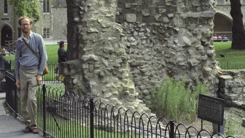 007-11 Dick by Roman City Wall Tower of London